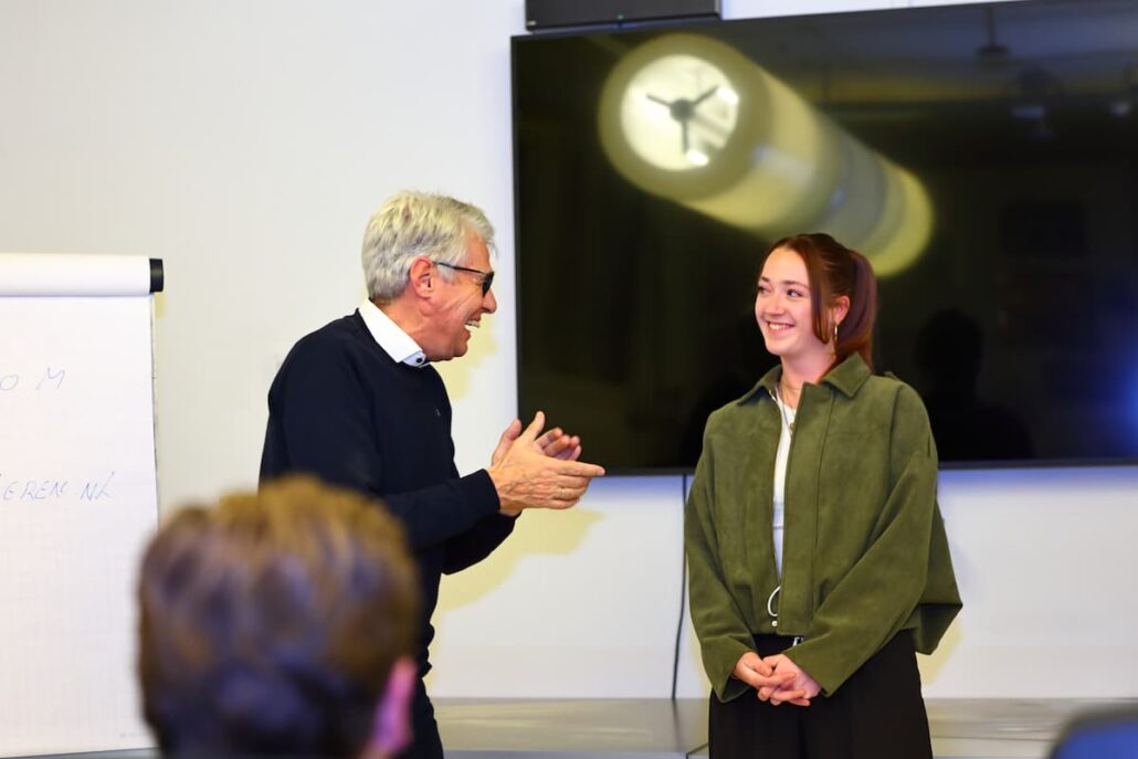 Een jonge vrouw die succesvol haar spreekangst aan het overwinnen is onder begeleiding van Ruud van den Berg